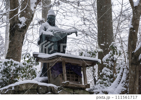 京都　大原三千院　雪景色の弁財天 111561717