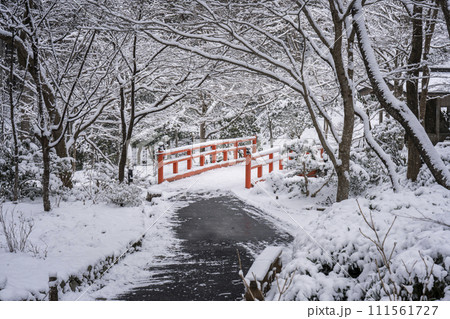 冬の京都 大原三千院 あじさい苑の奥 律川に架かる朱塗りの橋 冬の京都 大原三千院 あじさい苑の奥 律川に架かる朱塗りの橋 111561727