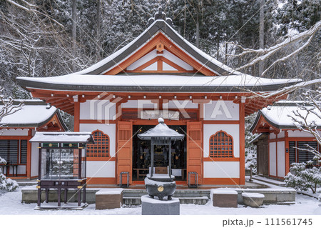 大原三千院 雪景色の観音堂 大原三千院 雪景色の観音堂 111561745