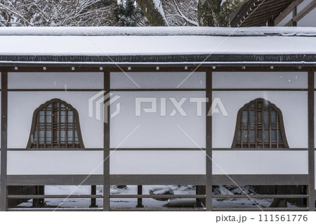 京都　大原三千院　雪景色と火頭窓 111561776