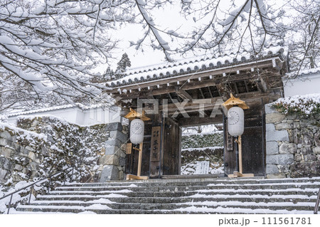 京都 大原三千院 雪景色の御殿門 京都 大原三千院 雪景色の御殿門 111561781