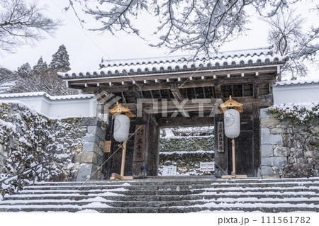 京都 大原三千院 雪景色の御殿門 京都 大原三千院 雪景色の御殿門 111561782