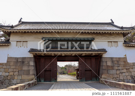京都・二条城の北大手門 111561887