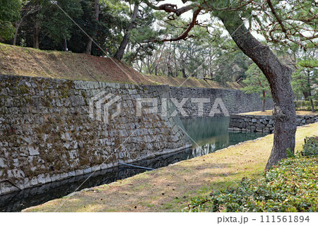 京都・二条城の外堀と石垣 111561894