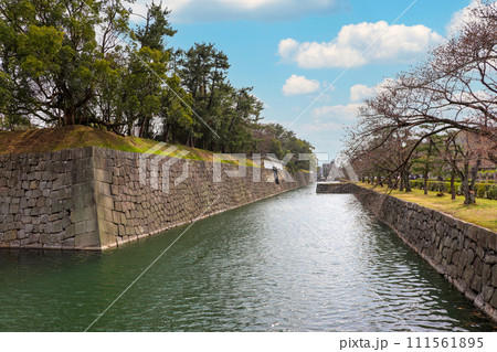 京都・二条城の外堀と石垣 京都・二条城の外堀と石垣 111561895
