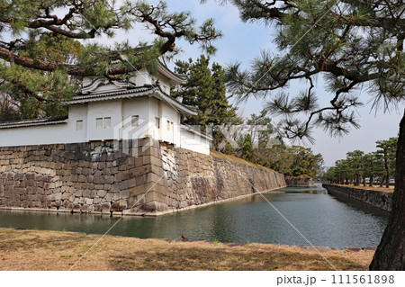 京都・二条城の外堀と西南隅櫓 111561898