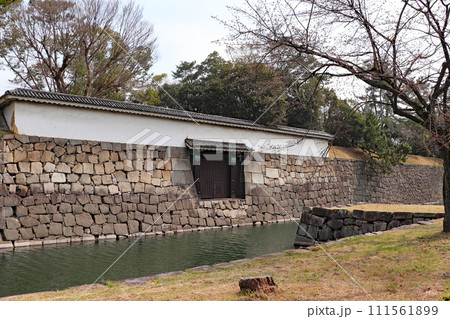 京都・二条城の埋門 111561899