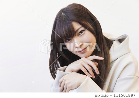 ダンススタジオで休憩をする若い女性 111561997