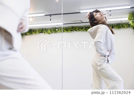 ダンススタジオで踊る若い女性 ダンススタジオで踊る若い女性 111562024