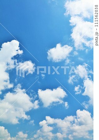 夏の青空と雲 111562038