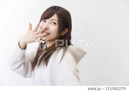 ダンススタジオで踊る若い女性 ダンススタジオで踊る若い女性 111562270