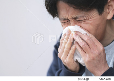花粉症が辛い男性 花粉症イメージ 花粉症が辛い男性 花粉症イメージ 111562386