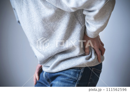 腰痛の男性　ボディパーツ　顔なし 111562596