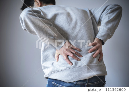 腰痛の男性　ボディパーツ　顔なし 111562600