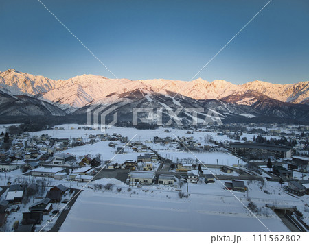 白馬村と白馬連山のモルゲンロート　長野県白馬村（ドローンによる空撮） 111562802