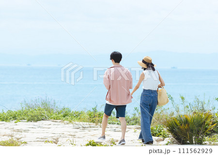 海を眺めるカップル 111562929