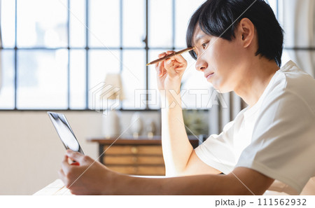 タブレットで勉強する男子高校生 タブレットで勉強する男子高校生 111562932