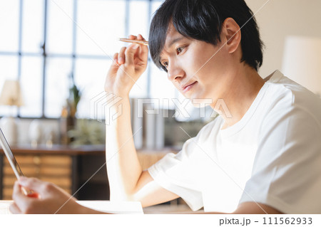 タブレットで勉強する男子高校生 タブレットで勉強する男子高校生 111562933