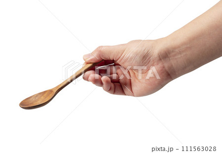 木のスプーンを持つ男性の手 111563028