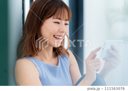 スマホを見る女性 111563076
