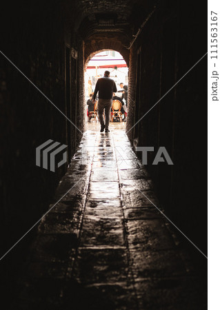 ヴェネツィア 細い路地を抜ける男 ヴェネツィア 細い路地を抜ける男 111563167