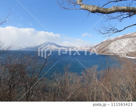 冬の支笏湖と雪山 111563423