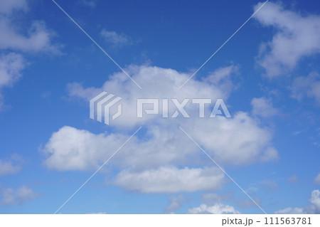 沖縄の青い空と白い雲 111563781