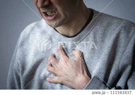 体調不良のミドル男性　胸痛 　心筋梗塞　心臓発作　狭心症　大動脈解離　 111563837