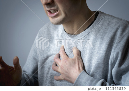 体調不良のミドル男性　胸痛 　心筋梗塞　心臓発作　狭心症　大動脈解離　 111563839