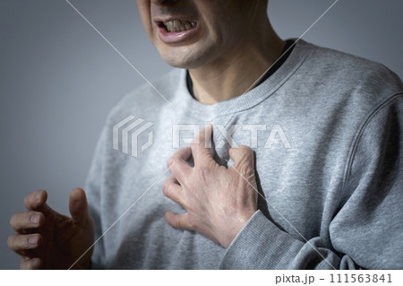 体調不良のミドル男性 胸痛 心筋梗塞 心臓発作 狭心症 大動脈解離 体調不良のミドル男性 胸痛 心筋梗塞 心臓発作 狭心症 大動脈解離 111563841
