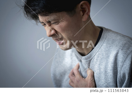 体調不良のミドル男性　胸痛 　心筋梗塞　心臓発作　狭心症　大動脈解離　 111563843