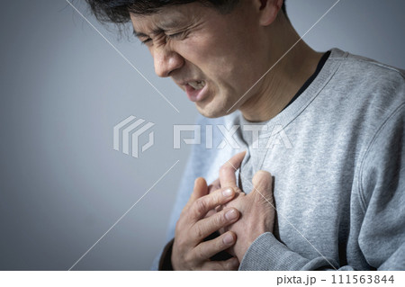 体調不良のミドル男性　胸痛 　心筋梗塞　心臓発作　狭心症　大動脈解離　 111563844