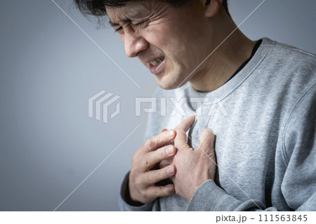 体調不良のミドル男性 胸痛 心筋梗塞 心臓発作 狭心症 大動脈解離 体調不良のミドル男性 胸痛 心筋梗塞 心臓発作 狭心症 大動脈解離 111563845