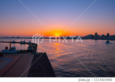 港に沈む夕日 111563990