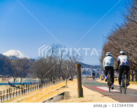 富士山を望む多摩川サイクリングロード(府中市付近) 富士山を望む多摩川サイクリングロード(府中市付近) 111564356