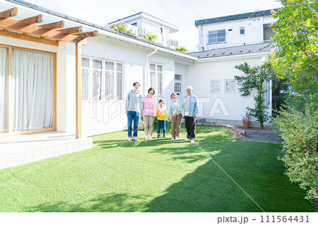 庭で手を繋ぐ三世代家族 111564431