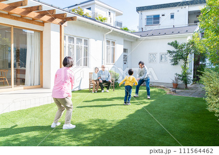 庭で遊ぶ三世代家族 111564462