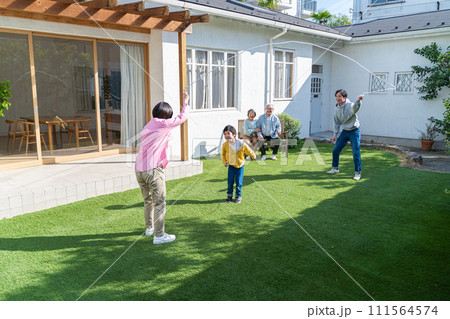 庭で遊ぶ三世代家族 111564574