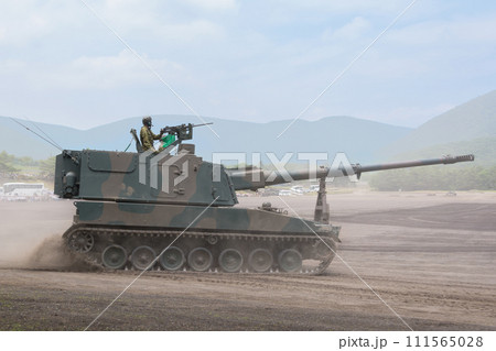 坂を下る陸上自衛隊99式自走155mm榴弾砲 111565028