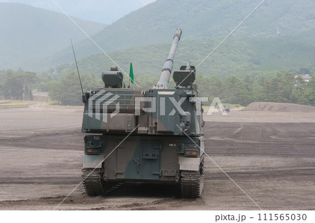 射撃態勢の陸上自衛隊99式自走155mm榴弾砲 111565030