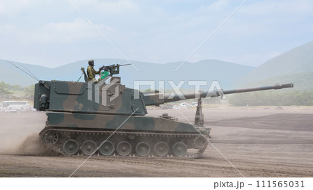 坂を下る陸上自衛隊99式自走155mm榴弾砲 111565031
