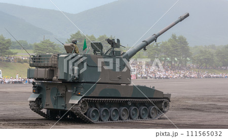 射撃態勢の陸上自衛隊99式自走155mm榴弾砲 射撃態勢の陸上自衛隊99式自走155mm榴弾砲 111565032
