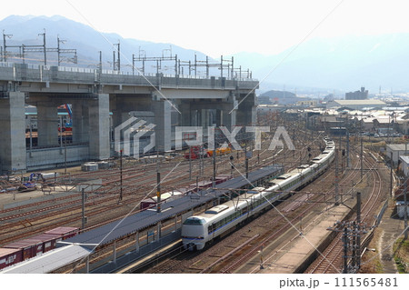 敦賀駅に到着する特急サンダーバード号(683系新塗装) 敦賀駅に到着する特急サンダーバード号(683系新塗装) 111565481