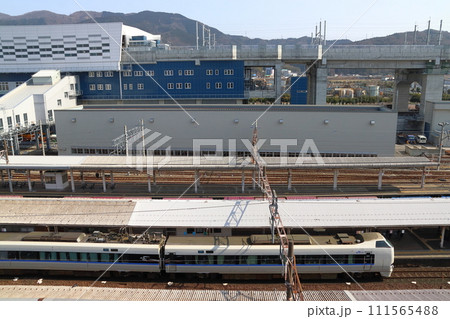 敦賀駅に到着する特急サンダーバード号(683系新塗装) 敦賀駅に到着する特急サンダーバード号(683系新塗装) 111565488