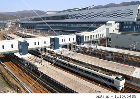 敦賀駅を発車する金沢行の特急サンダーバード号（683系新塗装） 111565489