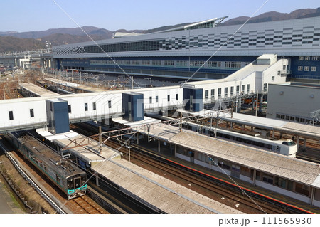 敦賀駅に到着する特急しらさぎ号（681系電車） 111565930