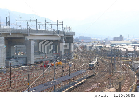 北陸本線敦賀駅に到着する223系電車運行の新快速列車 111565985