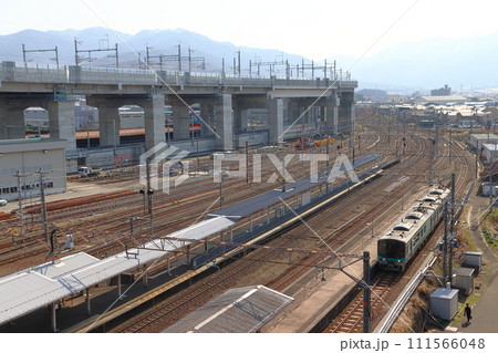 敦賀駅に到着する小浜線125系電車 敦賀駅に到着する小浜線125系電車 111566048