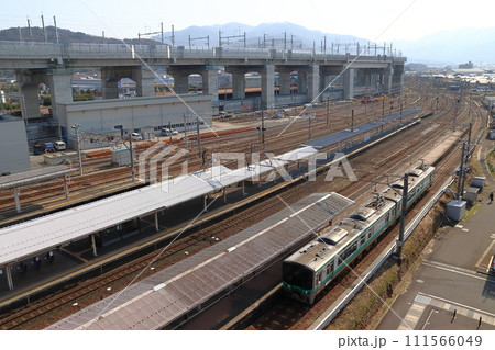 敦賀駅に到着する小浜線125系電車 111566049
