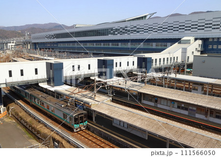 敦賀駅に到着する小浜線125系電車 111566050